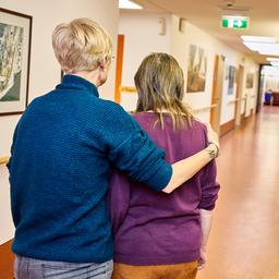 Pflegekraft mit einer Bewohnerin auf der Demenzstation in einem Pflegeheim