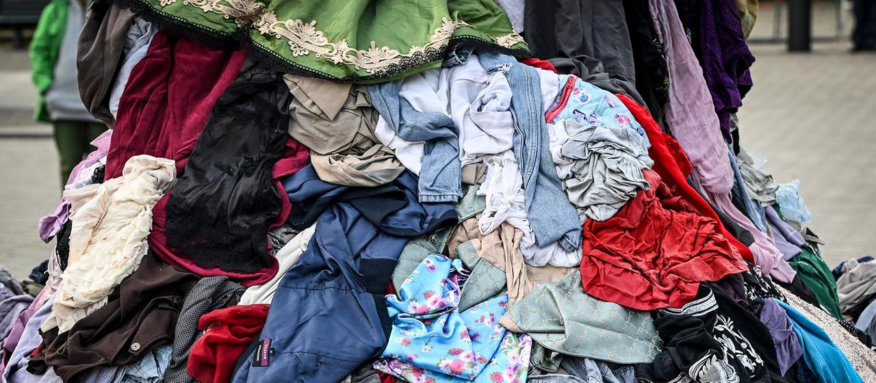 Kleidung liegt auf einem Haufen auf einer Straße.