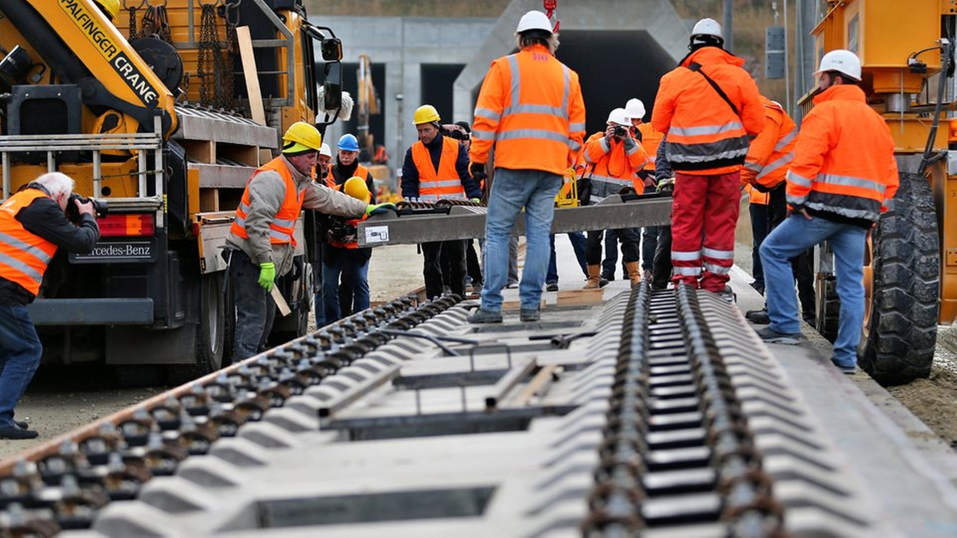 Außenaufnahme von Arbeiter an einem Gleisbett | wdr