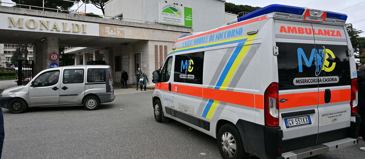 Ein Krankenwagen steht vor einem Gebäude mit der Aufschrift "Monaldi".