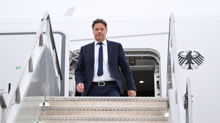 Robert Habeck steigt aus einem Flugzeug aus.