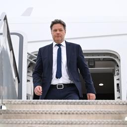 Robert Habeck steigt aus einem Flugzeug aus.