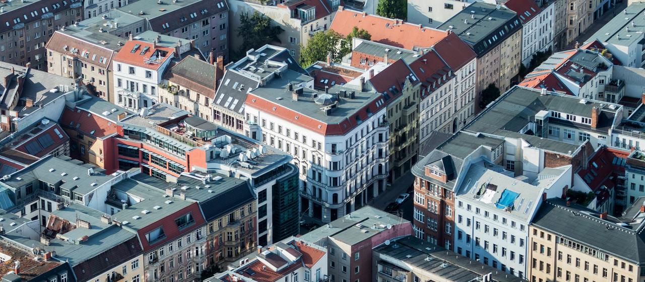 Blick auf eine Straße mit vielen Altbauten in Berlin