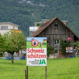 Ein Plakat der Initiative "Keine 10-Millionen-Schweiz" in der Schweiz.