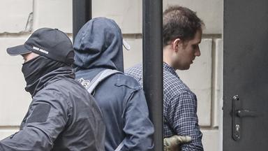 Sicherheitskräfte bringen US-Reporter Evan Gershkovich ins Gericht