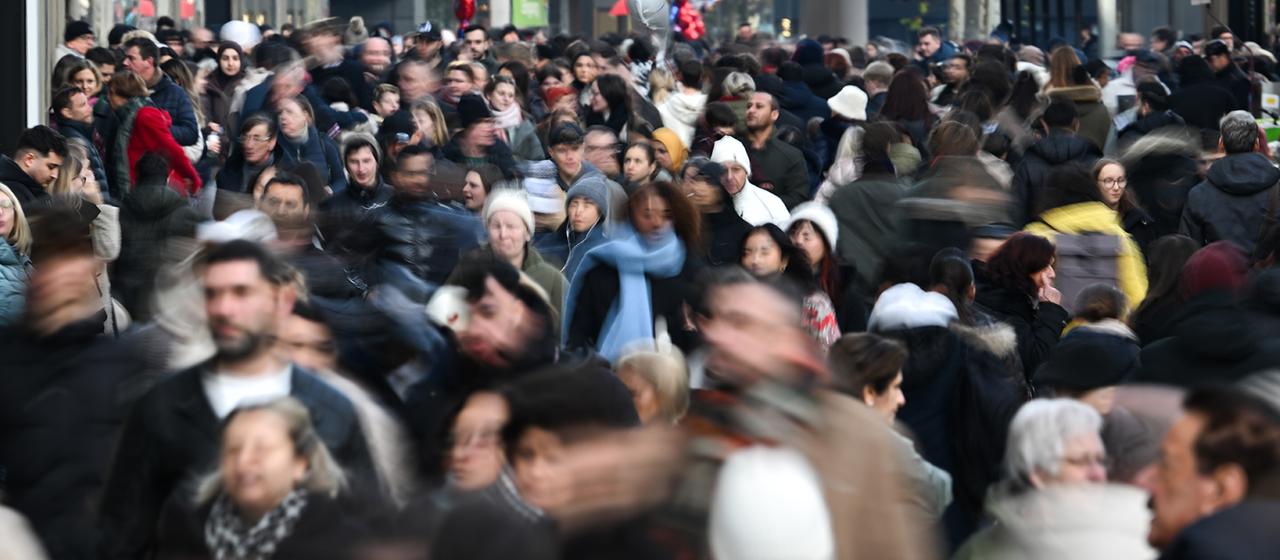Menschen bummeln über die Frankfurter Einkaufsstraße Zeil.