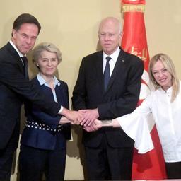 Der tunesische Staatschef Saied (2.v.re.) umgeben von Mark Rutte, Ursula von der Leyen und Giorgia Meloni.