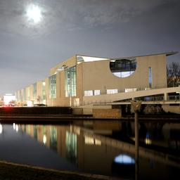 Das Bundeskanzleramt im Mondschein während der Beratungen des Koalitionsausschusses