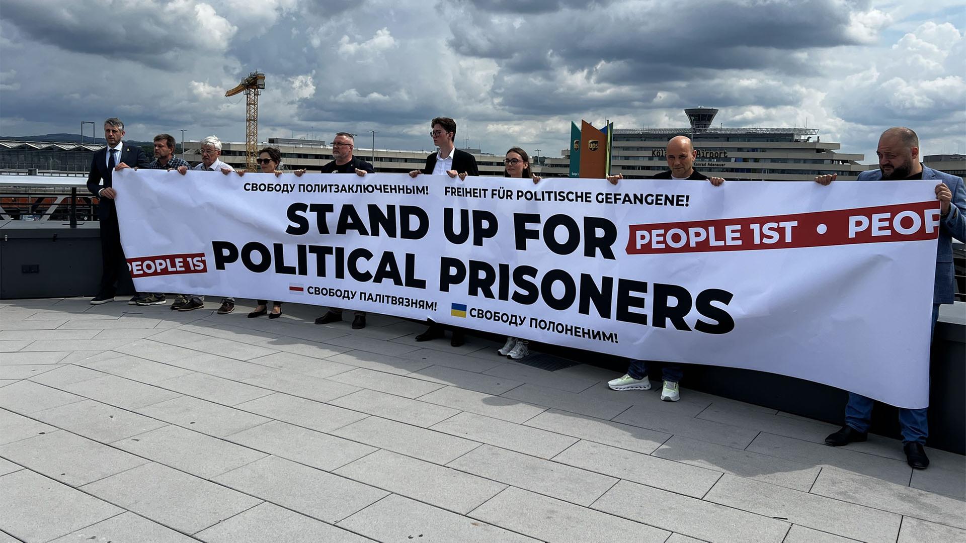 Menschen halten ein Banner mit der Aufschrift 