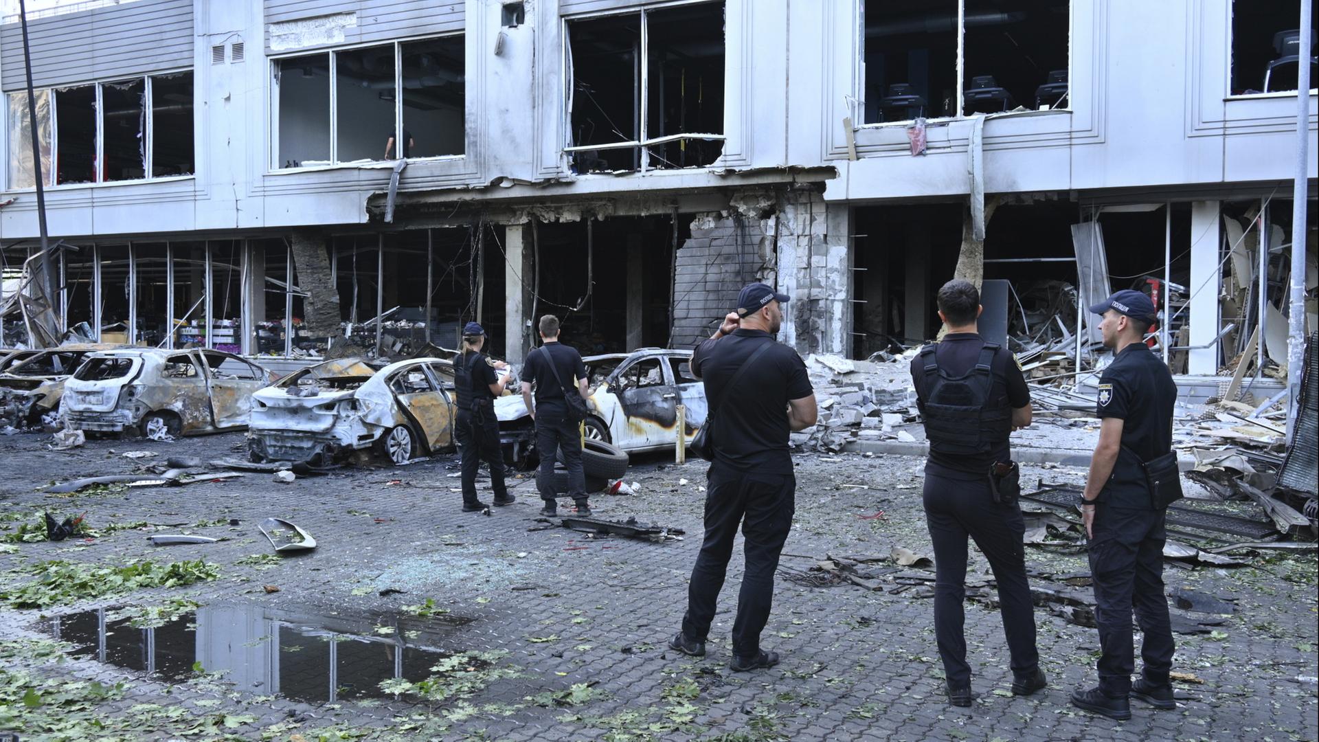 Polizisten inspizieren beschädigte Autos in einem Wohngebiet in Odessa nach einem russischen Drohnenangriff | dpa