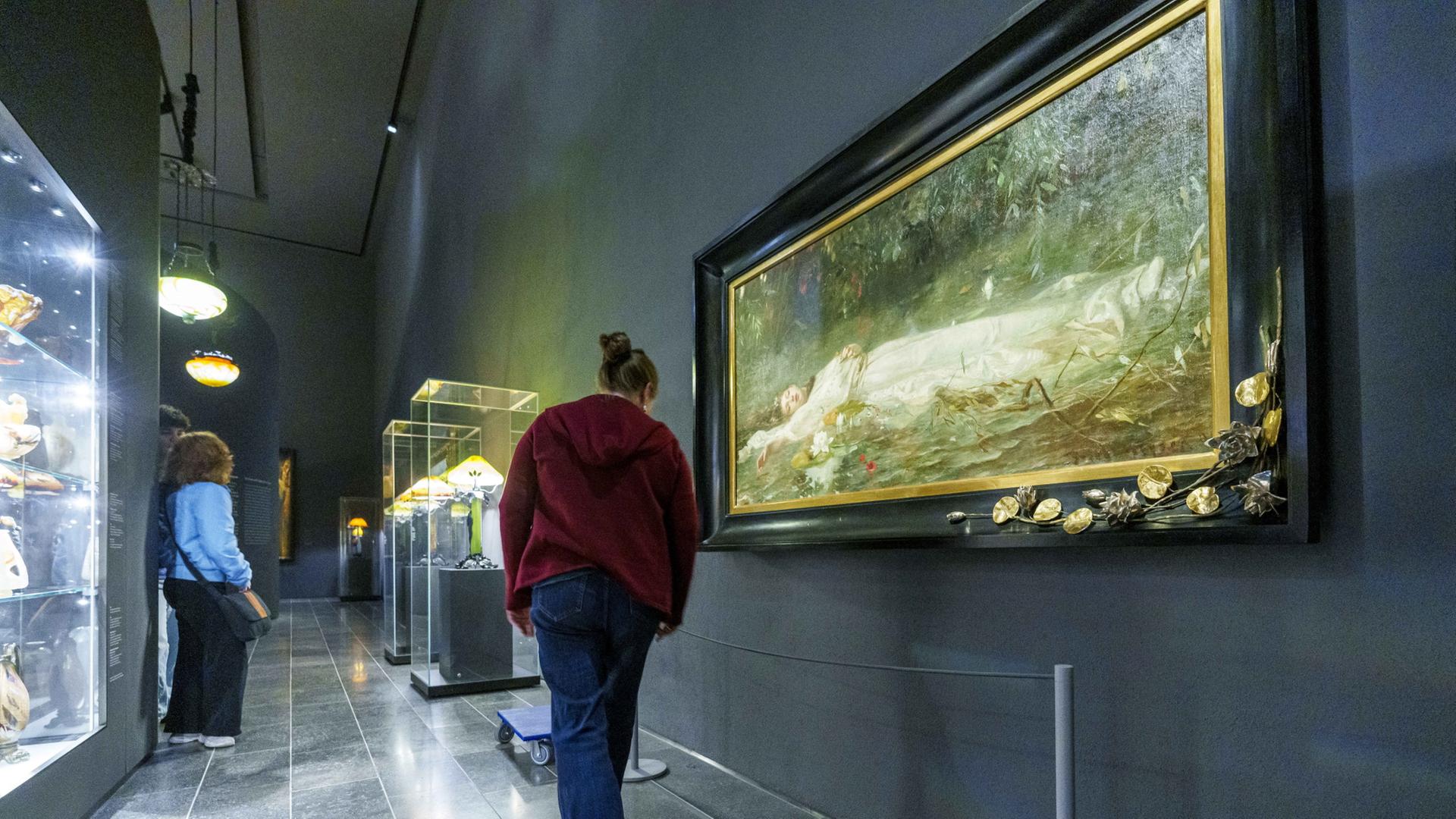 Eine Besucherin steht vor dem Kunstwerk