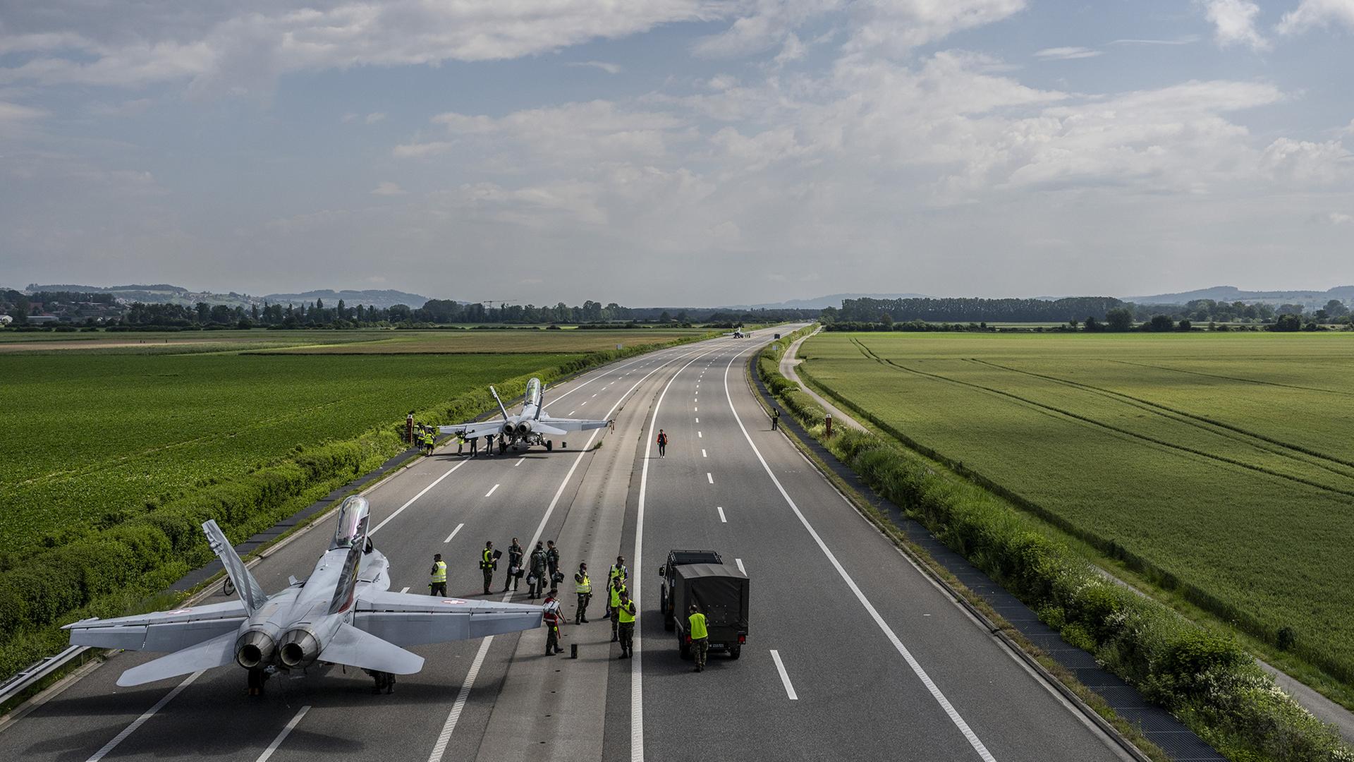 洋楽 Haupt Kampf Linie Aus dem Ghetto Schweizer Kampfjets halten Landemanöver auf Autobahn ab