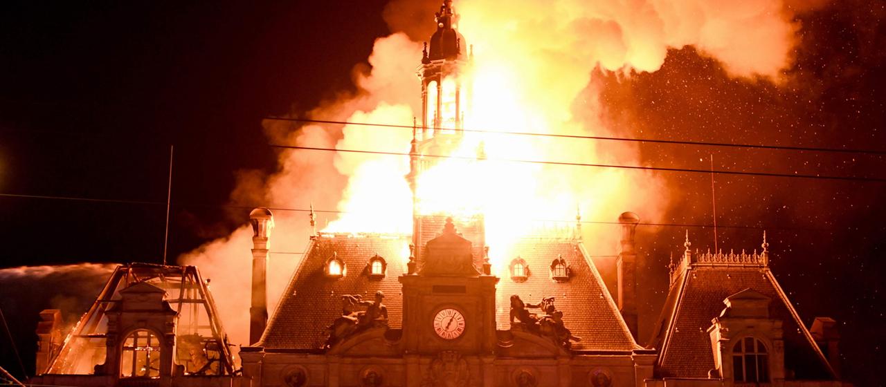 Das Rathaus im französischen Limoges steht in Flammen.
