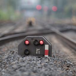 Zur Störung an Bahnsignalen: Bahnsignal auf Schienen