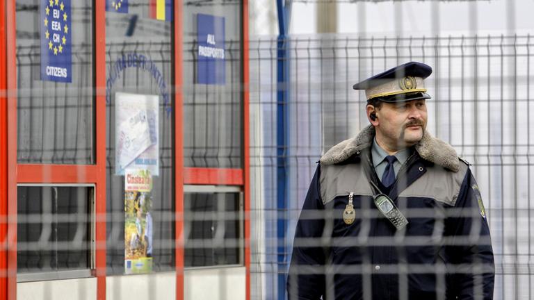 Ein rumänischer Grenzpolizist steht Wache am Eisenbahngrenzübergang zwischen Rumänien und Moldawien in Ungheni, Rumänien