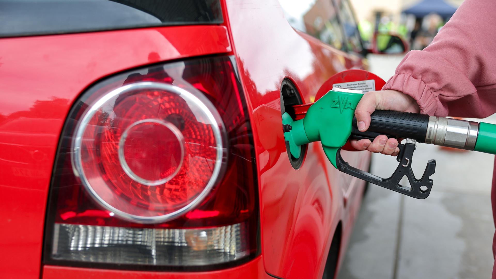 Eine Frau betankt einen VW Polo mit Super an einer Tankstelle in Eisleben. | Jan Woitas/dpa