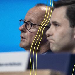 Friedrich Merz, Bundeskanzler, nach seiner Rede, mit Johannes Winkel, Bundesvorsitzender Jungen Union und Mitglied Junge Gruppe der CDU-CSU-Bundestagsfraktion.