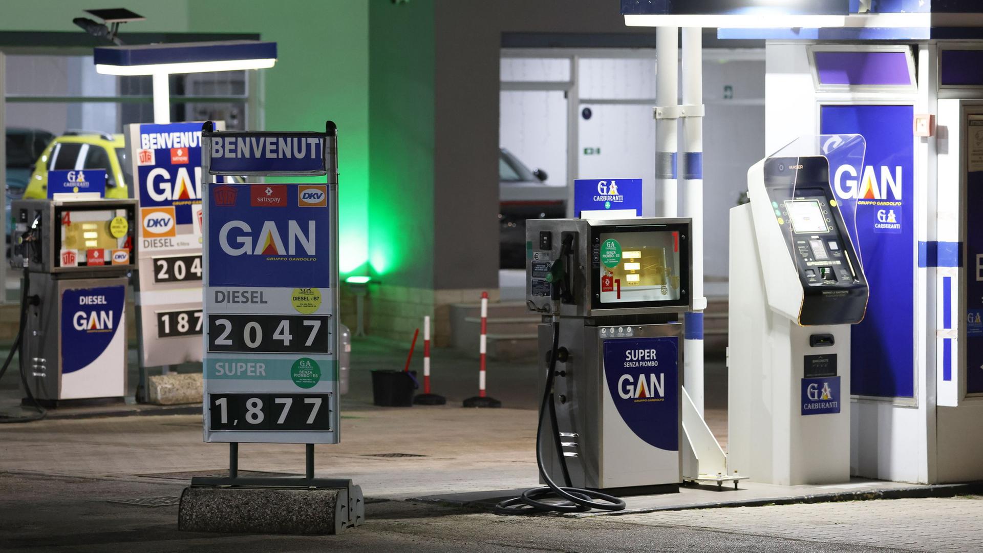 An einer Tankstelle in Palermo werden die Spritpreise angezeigt. | Alberto Lo Bianco/IPA via ZUMA P