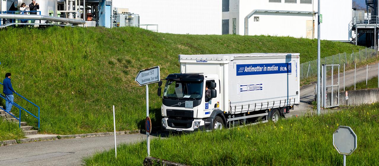 Ein Lastwagen transportiert die Antimaterie-Falle während eines Straßentests beim Kernforschungszentrum Cern in Meyrin, Schweiz.
