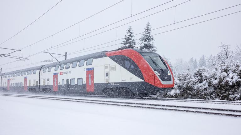 Zug FV-Dosto der SBB im Schnee