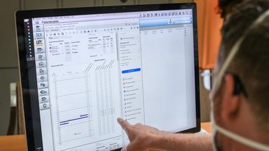 Ein Arzt schaut auf die elektronische Patientenakte (ePA) eines Patienten. (Foto: picture alliance/dpa/dpa-Zentralbild | Jens Kalaene) 