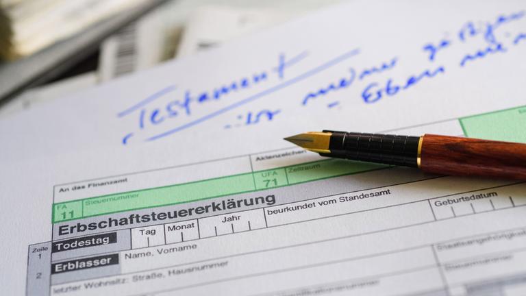 Eine Erbschaftsteuererklärung und ein Testament.