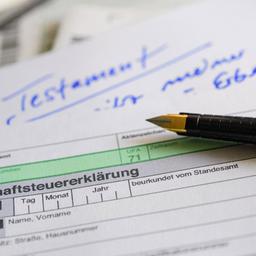 Eine Erbschaftsteuererklärung und ein Testament.