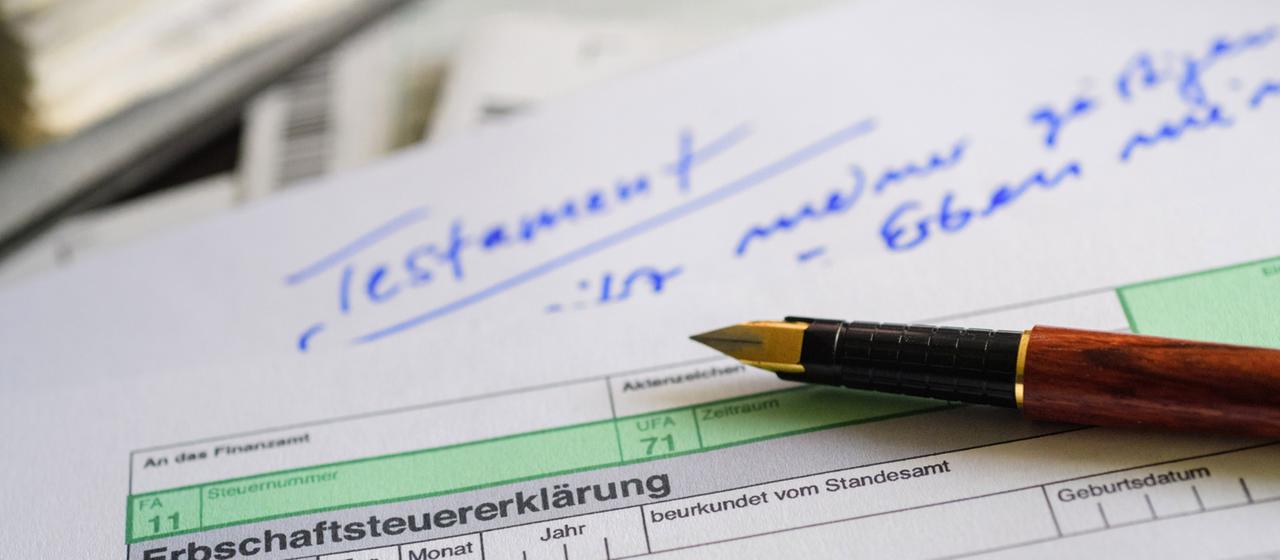 Eine Erbschaftsteuererklärung und ein Testament.