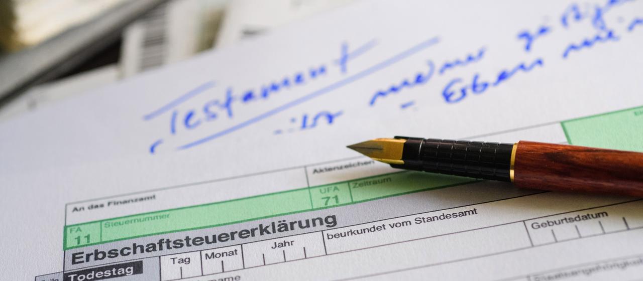 Eine Erbschaftsteuererklärung und ein Testament.