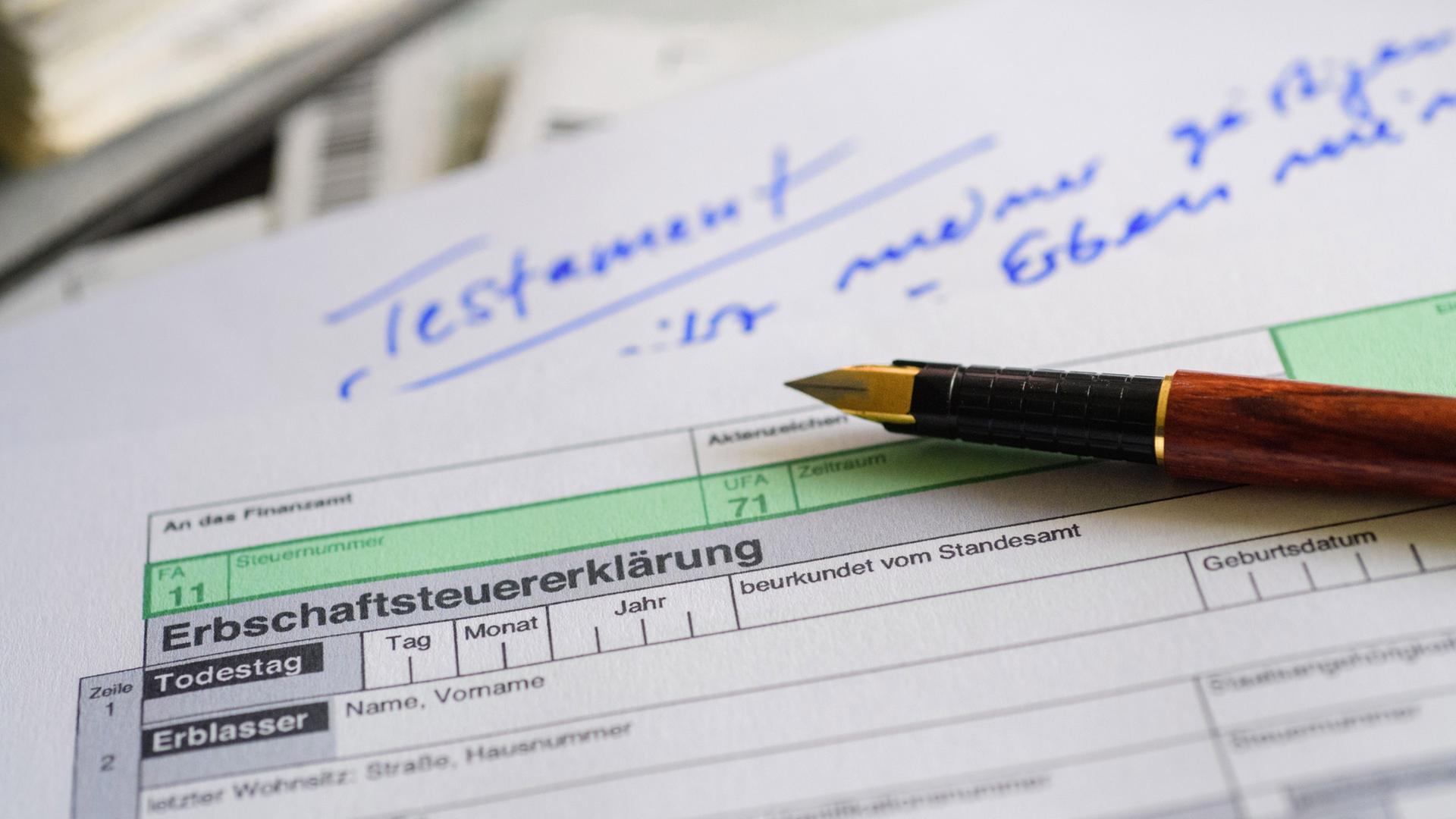 Eine Erbschaftsteuererklärung und ein Testament. | dpa