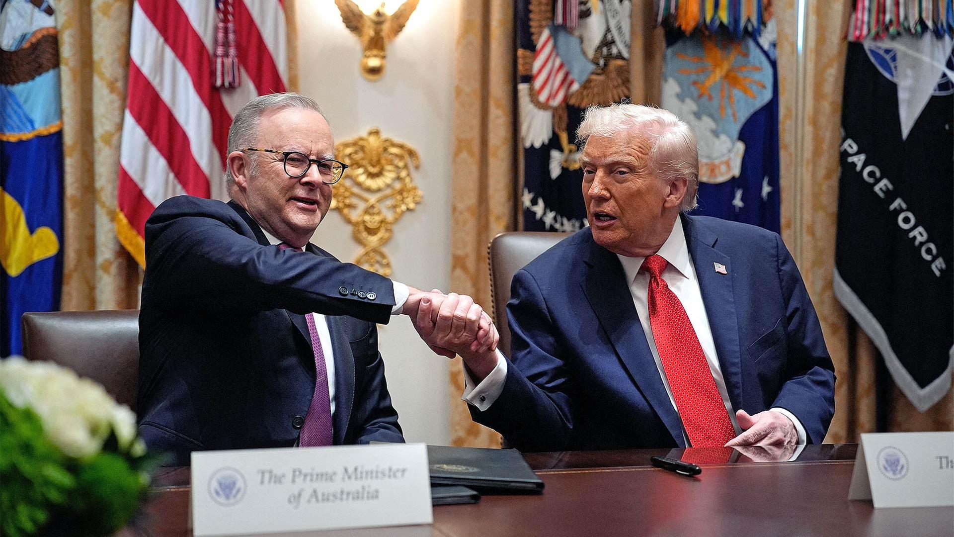 US-Präsident Donald Trump (r) und der australische Premierminister Anthony Albanese schütteln sich nach der Unterzeichnung eines Abkommens über seltene Erden die Hände im Weißen Haus in Washington. | picture alliance / abaca