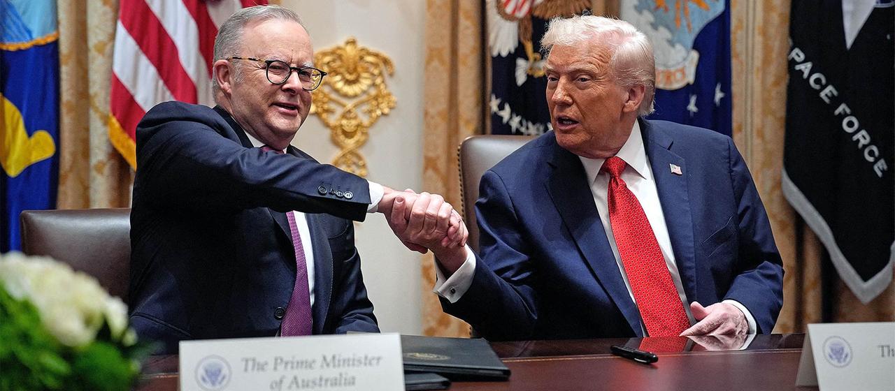 Anthony Albanese und Donald Trump geben sich im Weißen Haus in Washington die Hand.