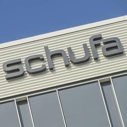 Schufa Logo auf einem Gebäude.
