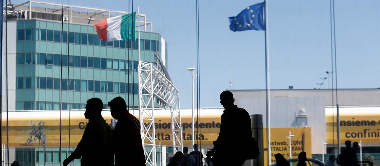 Passagiere sind im Flughafen Leonardo da Vinci in Rom zu sehen. (Archivbild: 15.06.2020)