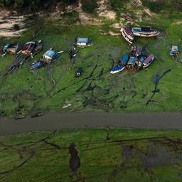Trocken gefallene Boote im brasilianischen Amazonasgebiet