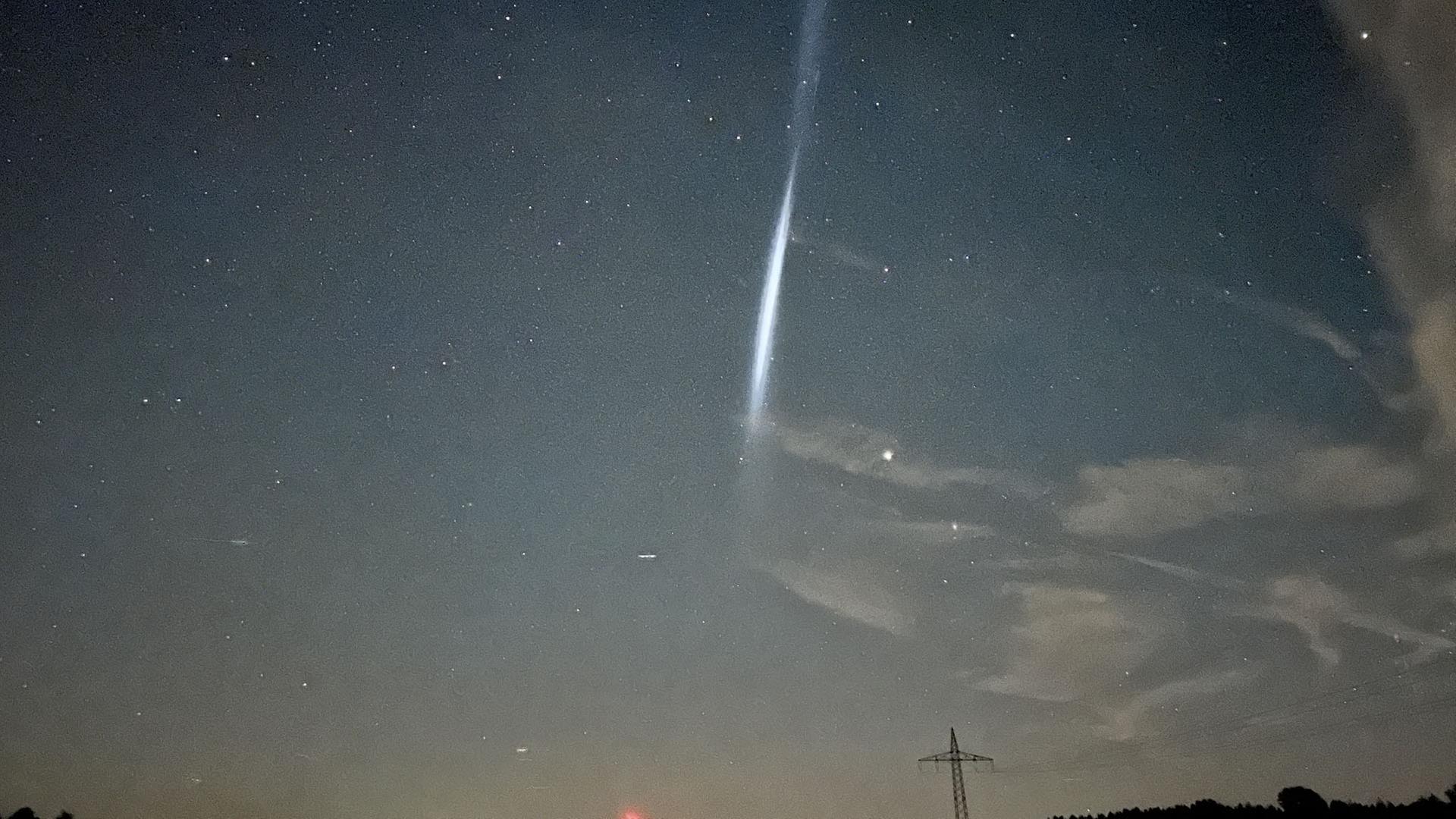 Ein Lichtschweif ist in der Nacht am Himmel über dem bayerischen Denkendorf zu sehen.  | dpa