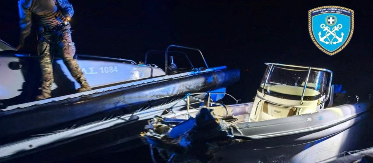 Ein Boot, das Migranten beförderte, ist neben einem Patrouillenboot der griechischen Küstenwache zu sehen.
