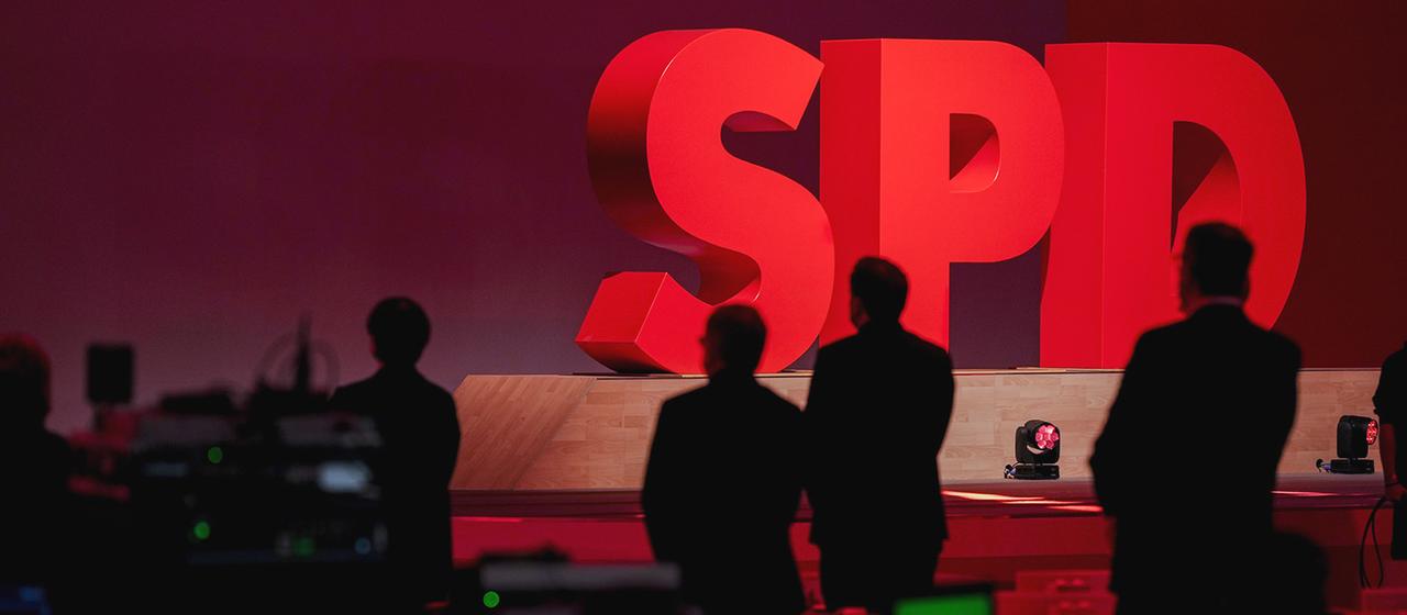 Das Logo der SPD leuchtet beim SPD-Bundesparteitag | dpa Das Logo der SPD leuchtet beim SPD-Bundesparteitag
