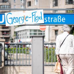 Ein Schild der U-Bahn-Station Mohrenstraße in Berlin ist überklebt mit dem Namen George Floyd