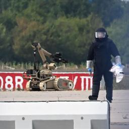 in Kriminaltechniker ist neben einem Sprengroboter in der Nähe eines ukrainischen Flugzeugs auf dem Flughafen Leipzig/Halle im Einsatz. 