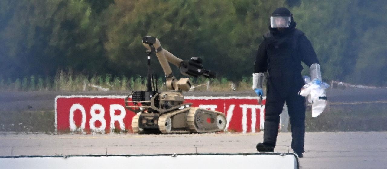 in Kriminaltechniker ist neben einem Sprengroboter in der Nähe eines ukrainischen Flugzeugs auf dem Flughafen Leipzig/Halle im Einsatz. 