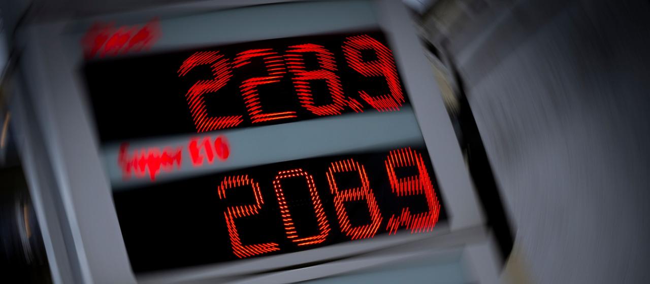 Benzinpreise werden an der Anzeigetafel einer Tankstelle angezeigt.