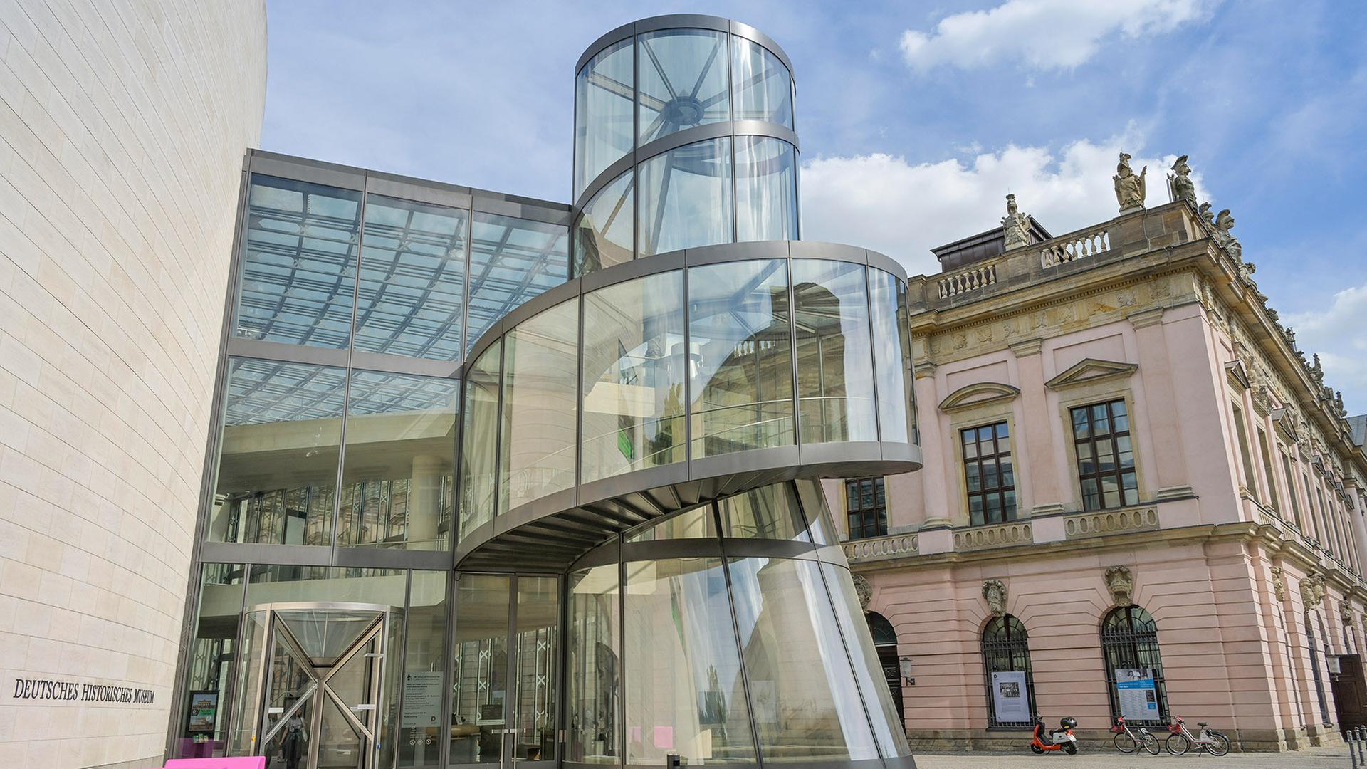 Autofahrer prallt in Berlin gegen Hauswand des Deutschen Historischen Museums