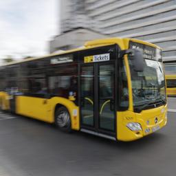 Ein Bus fährt in Berlin.