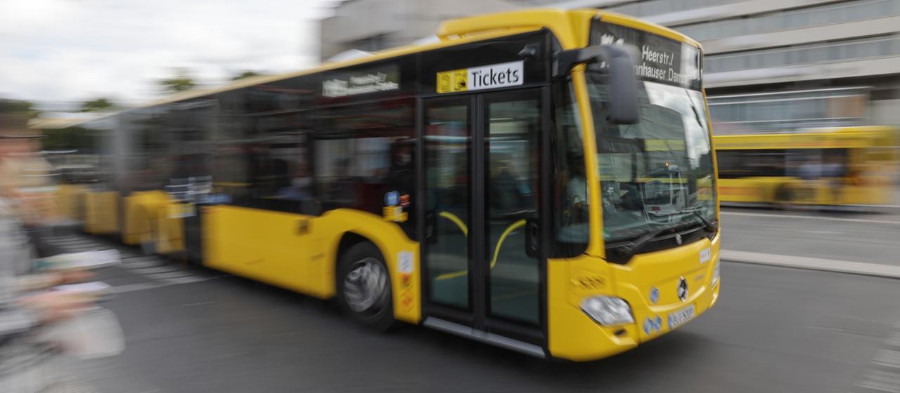 Ein Bus fährt in Berlin.
