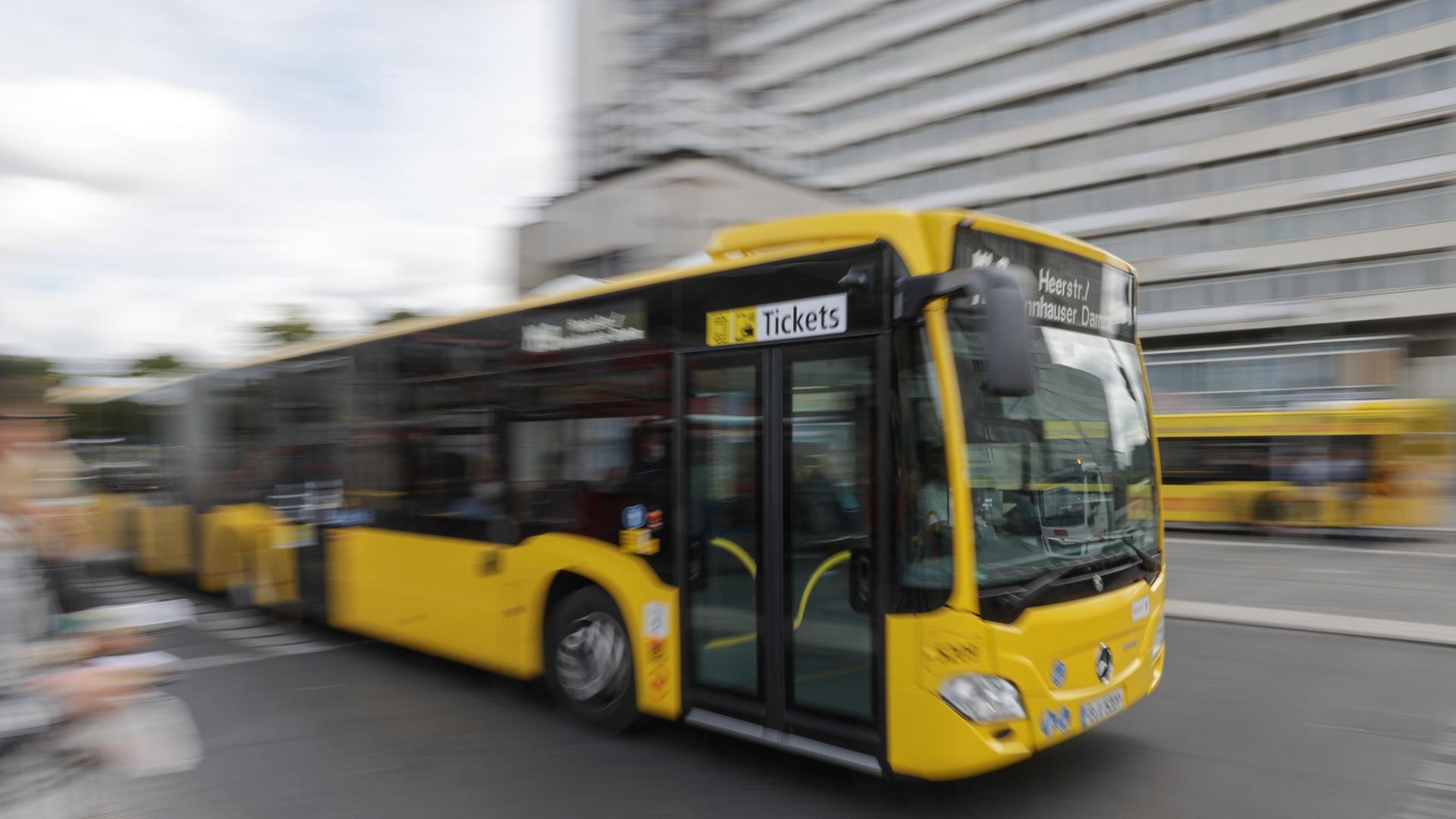 Ein Bus fährt in Berlin. | dpa