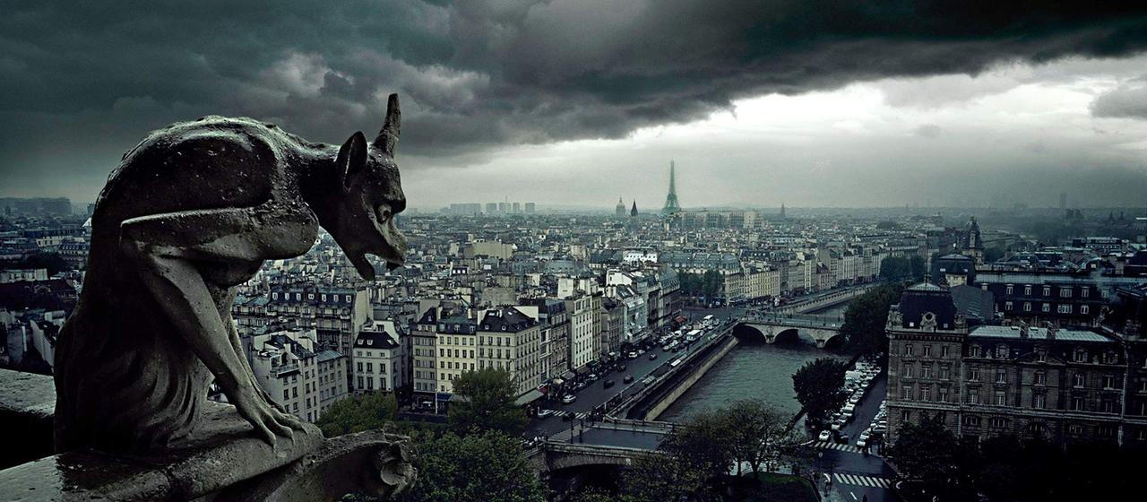 Blick über Paris, im Vordergrund ein Wasserspeier auf der Kathedrale Notre Dame. | picture alliance / Jon Purcell/r Blick über Paris, im Vordergrund ein Wasserspeier auf der Kathedrale Notre Dame.