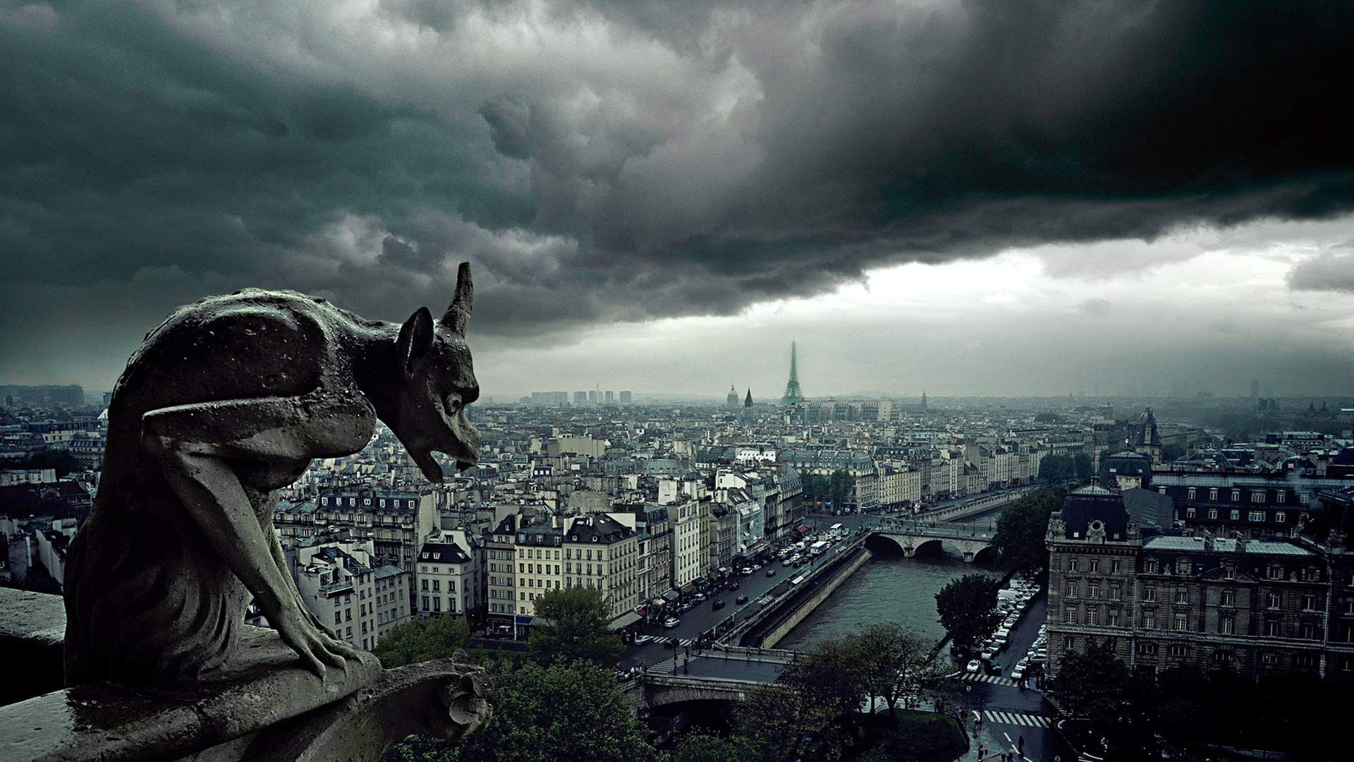 Blick über Paris, im Vordergrund ein Wasserspeier auf der Kathedrale Notre Dame. | picture alliance / Jon Purcell/r