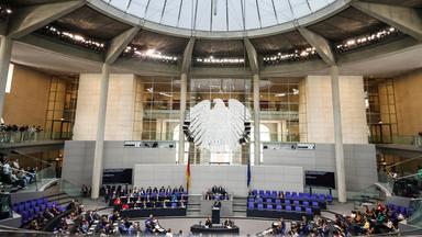 Lars Klingbeil spricht vor dem Deutschen Bundestag während der Haushaltssitzung 2025 bis 2029