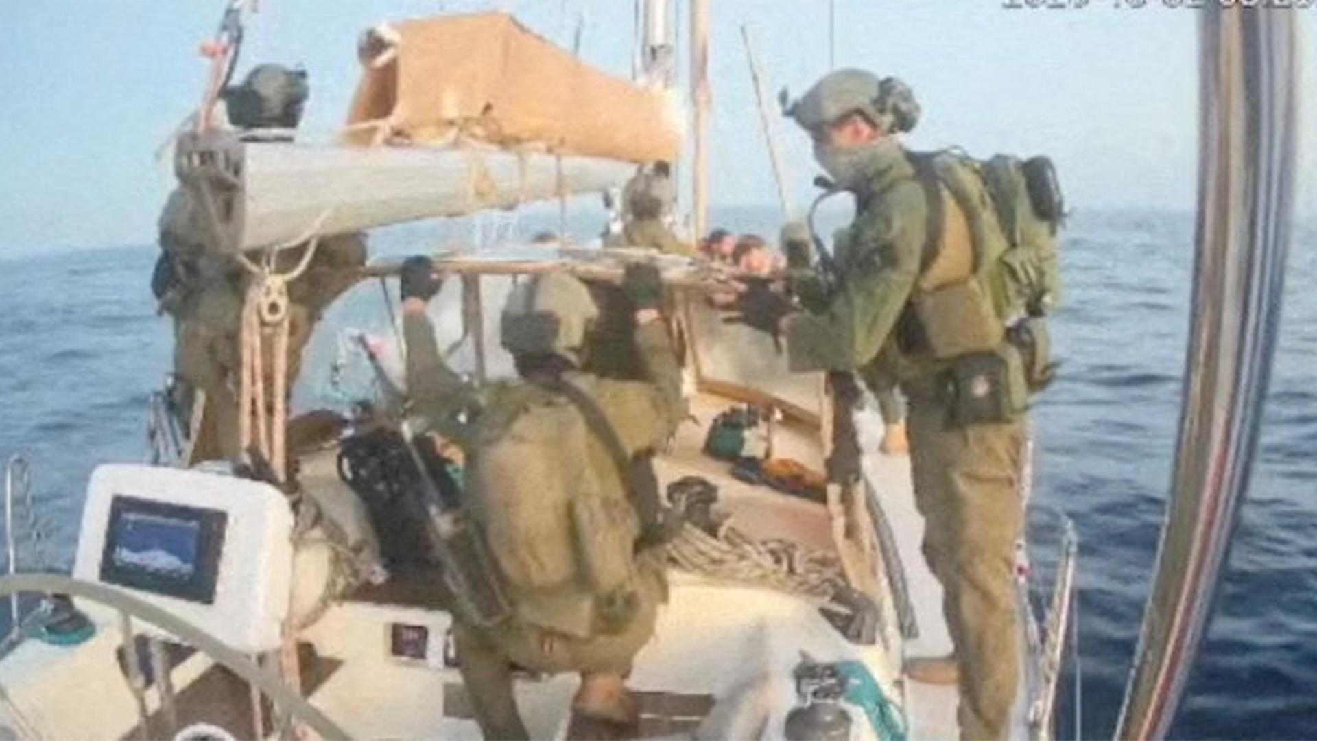 Ein Screenshot eines Videos zeigt Soldaten auf einem Boot mit Aktivisten. | via REUTERS